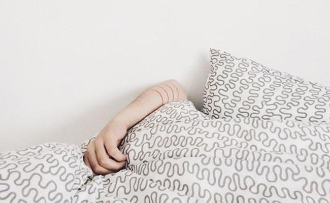 Parlaq işıq yeniyetmələrin gecə yuxusu və psixikasına mənfi təsir edir