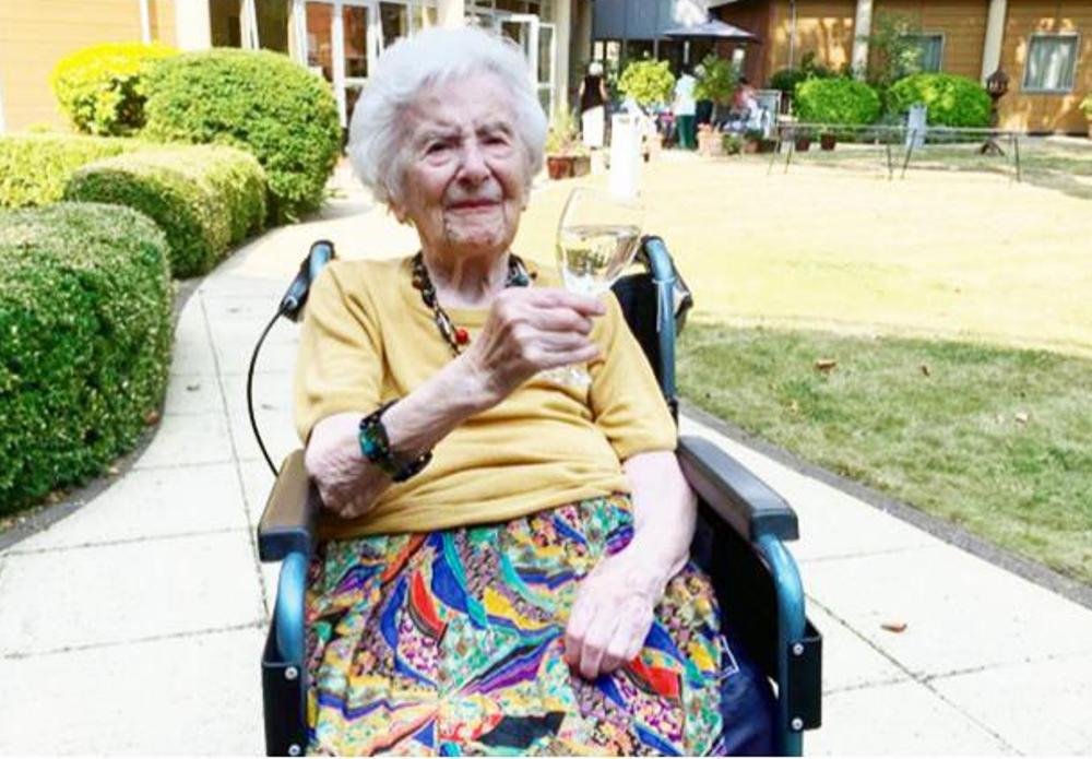 107-yaşlı qadın koronavirusa necə qalib gəldi?