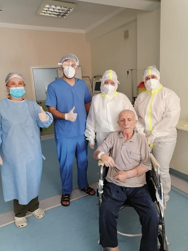 81 yaşlı parkinson xəstəsi koronavirusa qalib gəldi