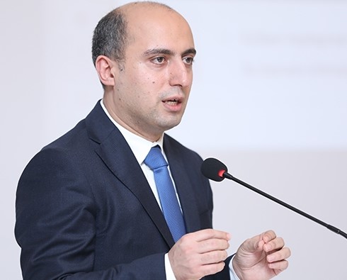 Məktəb binasına daxil olarkən həm müəllimlərin, həm də şagirdlərin hərarəti ölçüləcək