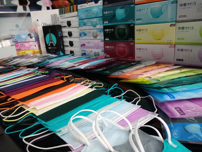 Tokioda tibbi maskaların satışı üzrə ixtisaslaşmış mağaza açılıb