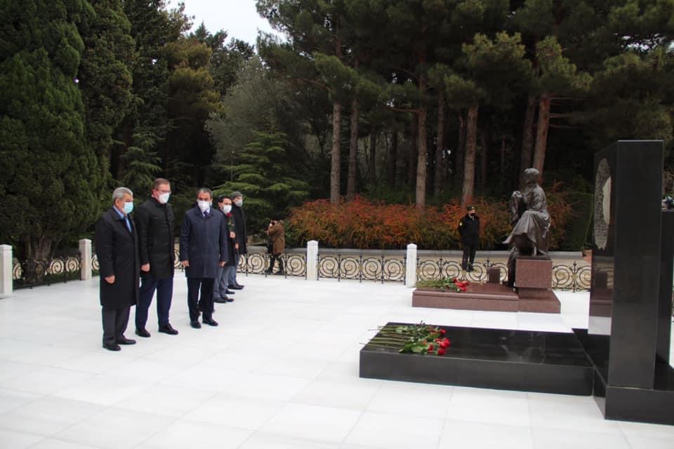 Mərkəzi Klinikanın kollektivi ümummilli lider Heydər Əliyevin məzarını ziyarət edib
