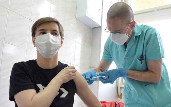 Serbiyanın baş naziri ölkədə birinci olaraq COVID-19-a qarşı peyvənd edildi