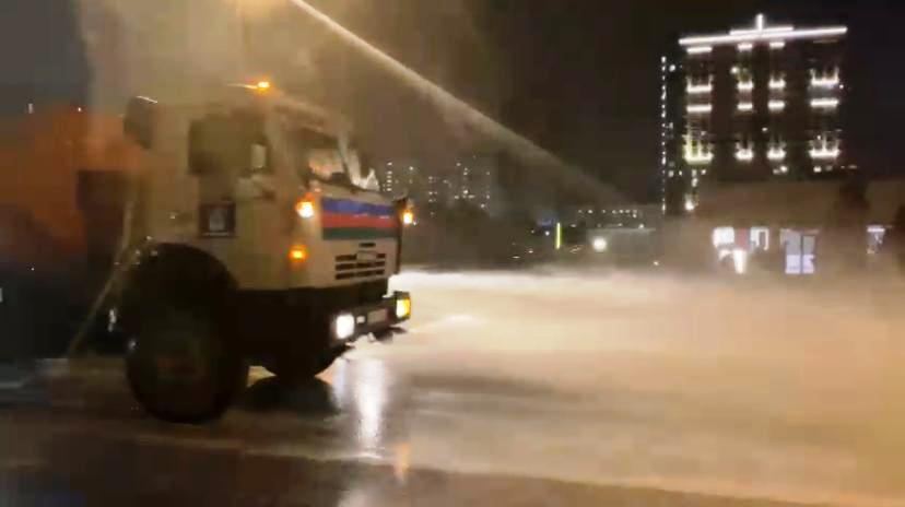 Gecə paraddan sonra yollarda təmizlik-dezinfeksiya işləri aparılıb