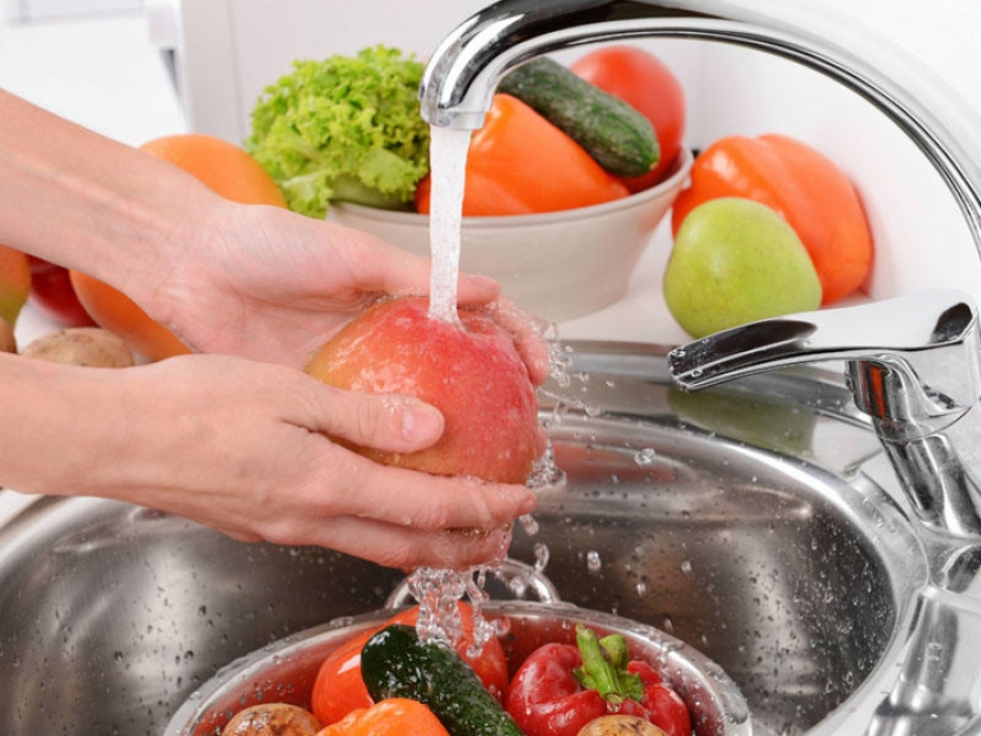 Həkim-infeksionist: Meyvə-tərəvəz və göyərtilər kimyəvi maddələrdən istifadə edilmədən soyuq su altında təmiz yuyulmalıdır