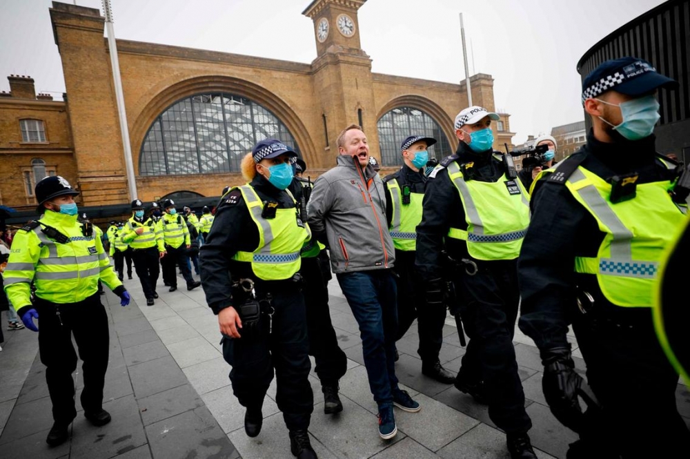 Karantin rejimi əleyhinə aksiya keçirilib - Böyük Britaniyada  