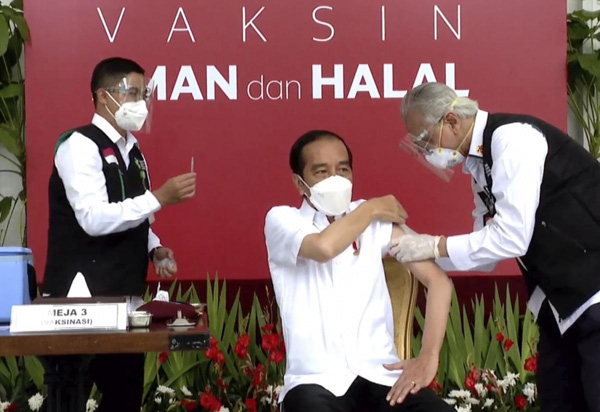 İndoneziyada koronavirusa qarşı ilk peyvənd ölkə başçısına vurulub