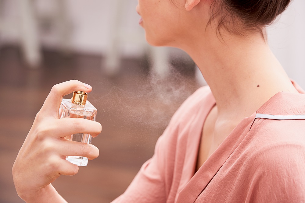 Saxta ətirlərin yaratdığı dəhşətli XƏSTƏLİKLƏR - Necə ayırd etməli?