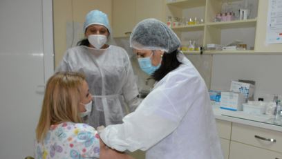 Füzuli rayonunda bu günədək 560 tibb işçisi peyvənd olunub