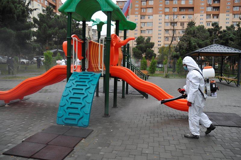 Paytaxt küçələri növbəti dəfə dezinfeksiya edildi (FOTO)