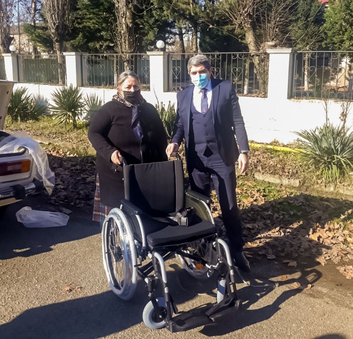 20 nəfər əlilliyi olan şəxsə təkərli oturacaqlar verildi