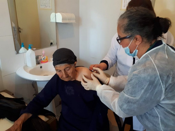 Yevlaxda 108 yaşlı qadın peyvənd olunub