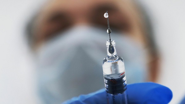 İsveçrədə koronavirus peyvəndi vurduran 6 nəfər ölüb