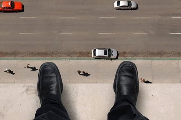 İntihara daha çox kişilər meyil edir, yoxsa qadınlar?