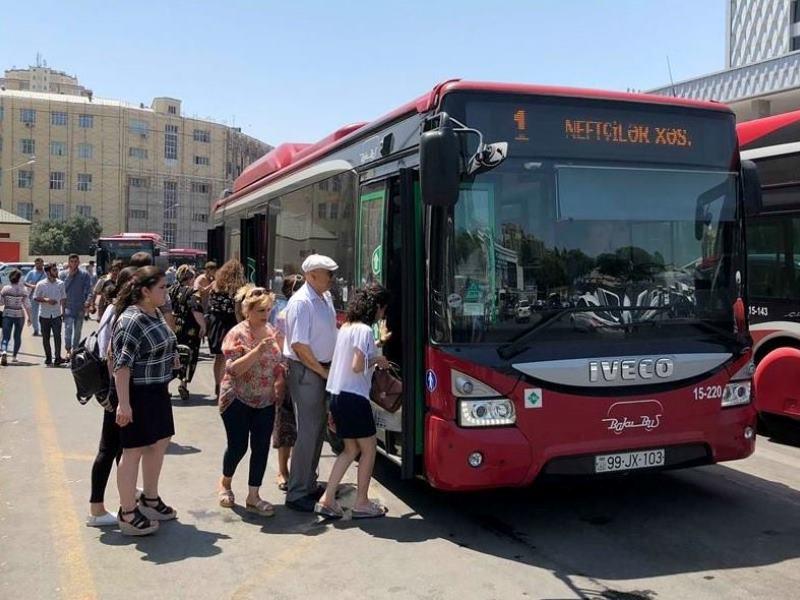 Maska taxmayanlar avtobusdan düşürülüb - Video