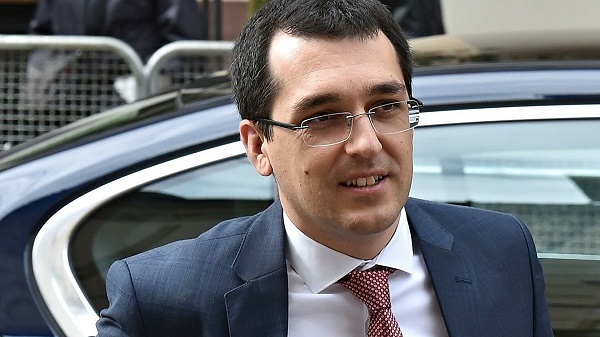 Rumıniyanın Səhiyyə naziri maska taxmadığına görə cərimələnib  
