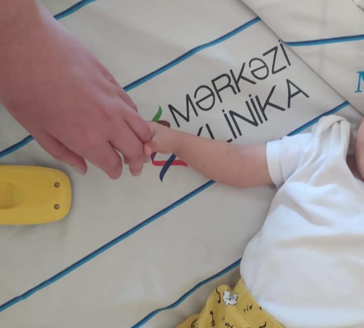 Böyrəyini itirmək təhlükəsi ilə üz-üzə olan körpənin həyatı xilas edildi - Mərkəzi Klinika 