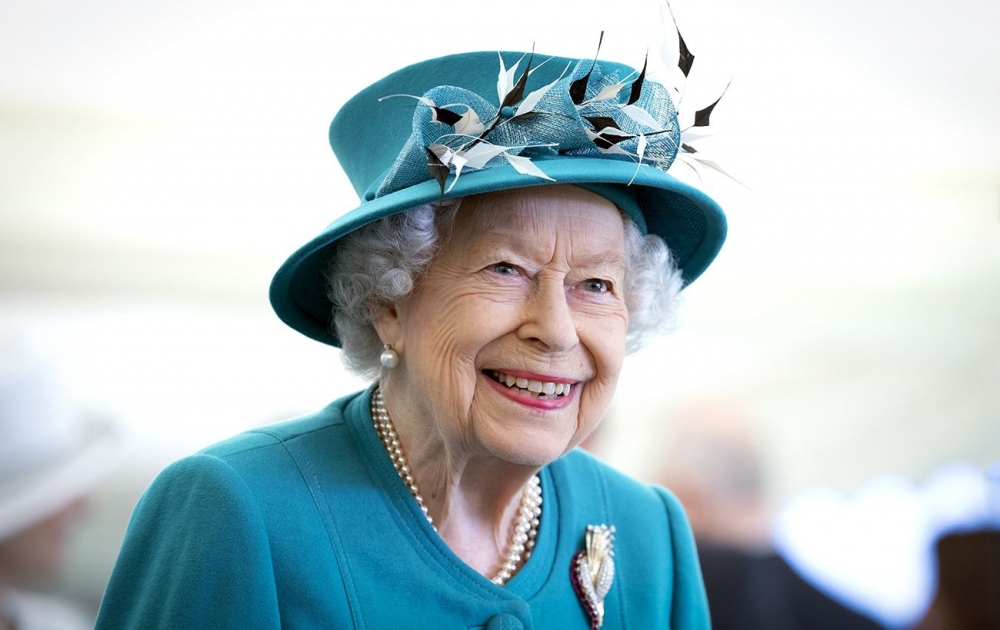 Britaniya kraliçası II Elizabet Milli Səhiyyə Xidmətini “Georgi xaçı” ilə təltif edib