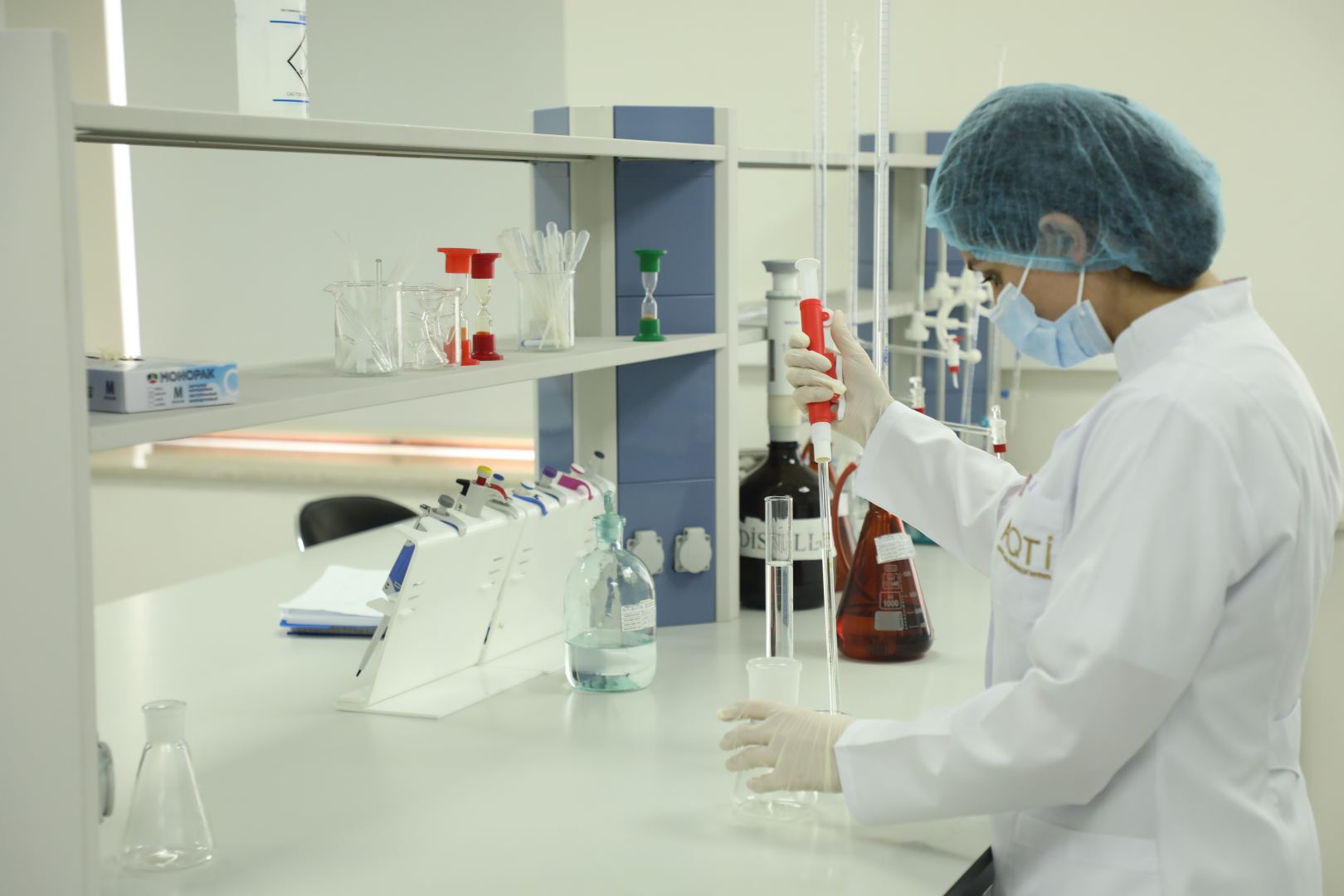 AQTİ laboratoriyalarında meyvələrdə nitratların təyini müasir texnologiya əsasında həyata keçirilir