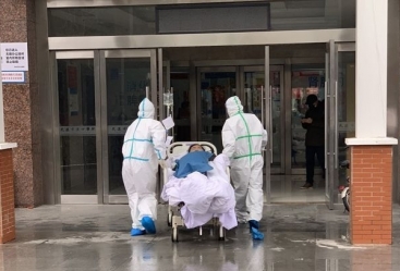 Alimlər pandemiya dövründə koronavirusun simptomlarının necə dəyişdiyini izləyiblər