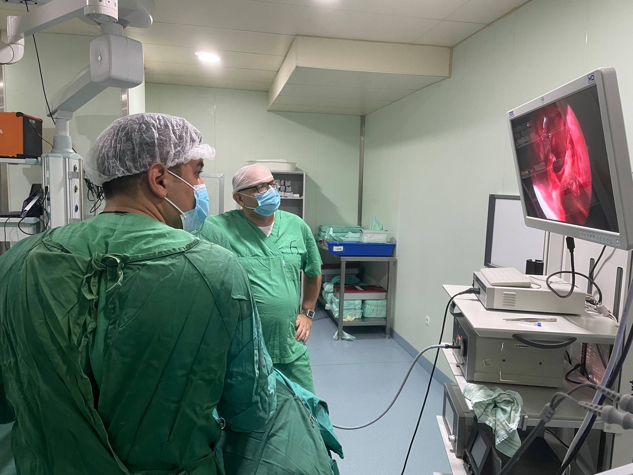 Tanınmış neyrocərrah 52 yaşlı xəstəni 8 illik ağrılardan xilas edib - Fotolar