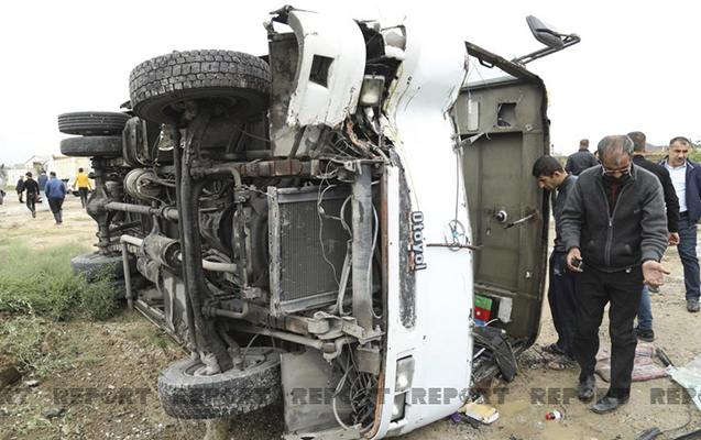 Abşeronda avtobus qəzaya uğrayıb, hadisə yerinə təcili tibbi yardım maşını cəlb edilib