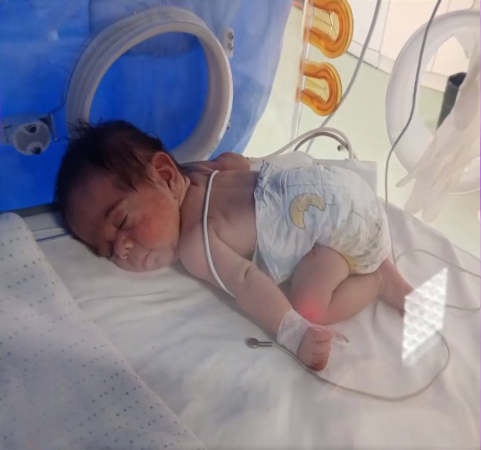 Erkən doğulmuş, vəziyyəti ağır olan körpənin müalicəsi uğurla başa çatıb - Mərkəzi Klinika