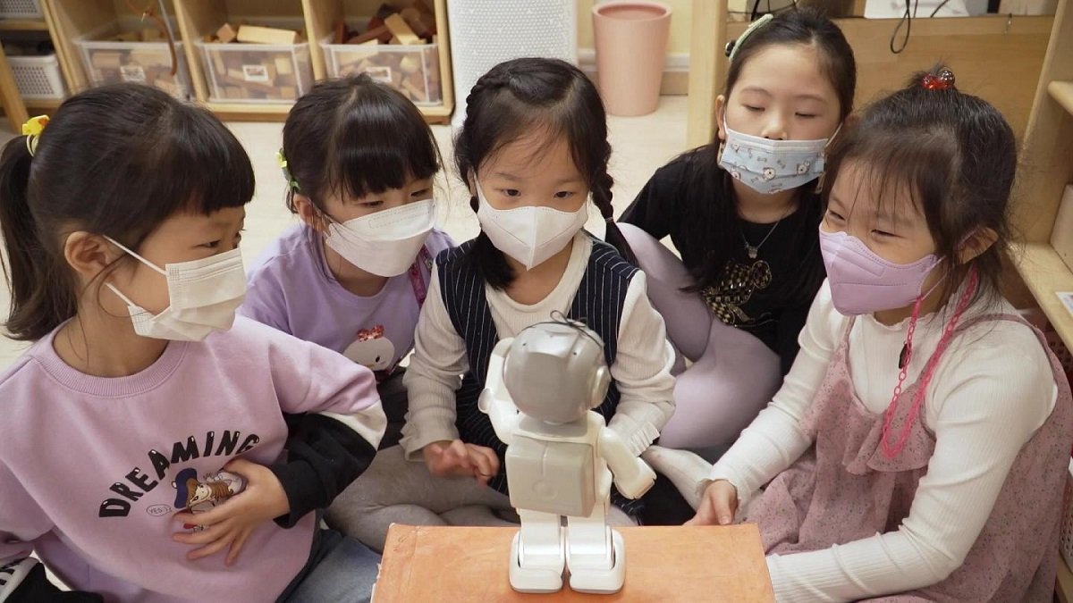 Cənubi Koreyada 9 yaşdan aşağı uşaqların yarısı COVID-19 virusuna yoluxub