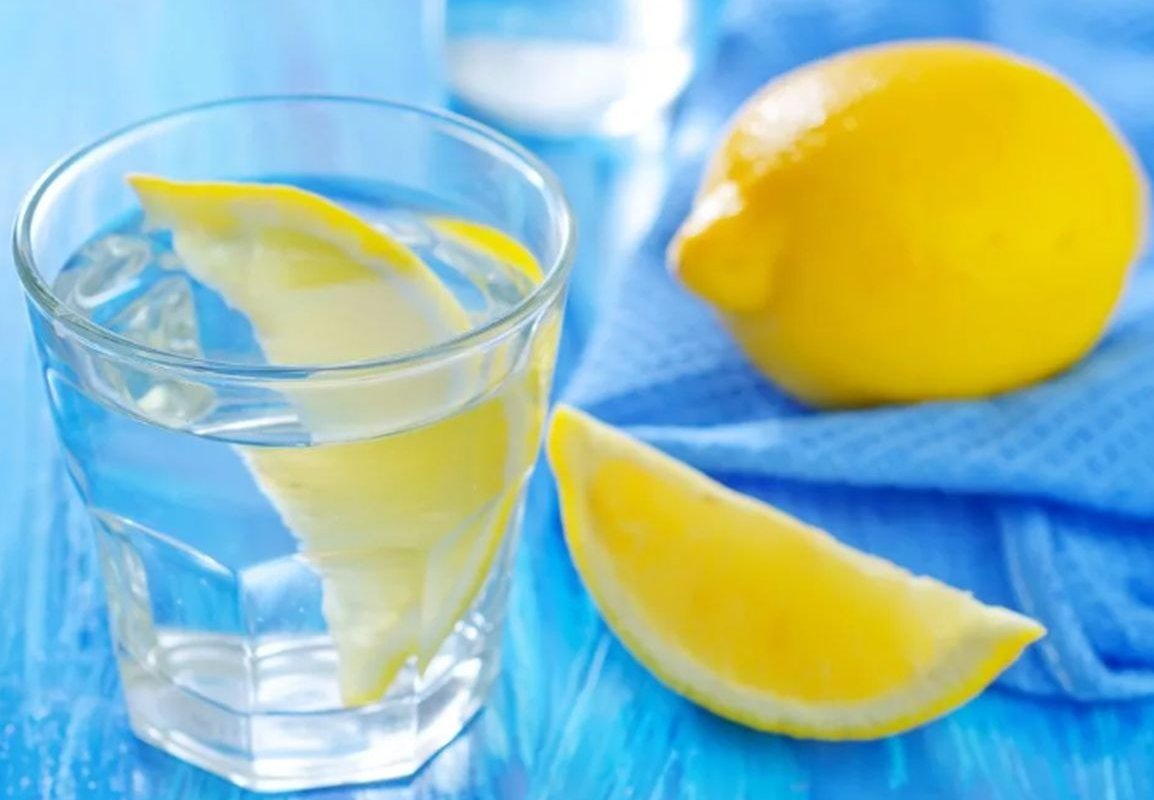 Orqanizmə bir çox faydası olan limonlu su acqarına içilməməlidir - Nutrisioloq 