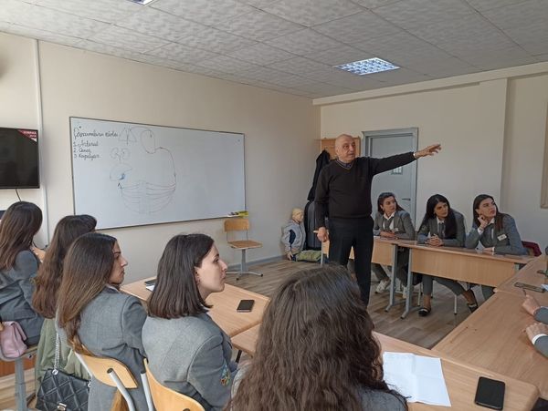 Məktəblinin dostlarına ilk tibbi yardımın göstərilməsi üzrə təlimlər keçirilib