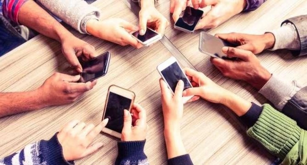 Mobil telefon və smartfonların beyin şişi yaratması fikri absurddur - Oksford Universiteti