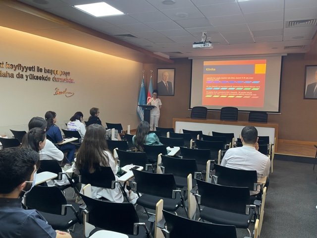 Mərkəzi Gömrük Hospitalının həkim-rezidenti Vilson xəstəliyi barədə təqdimatla çıxış edib