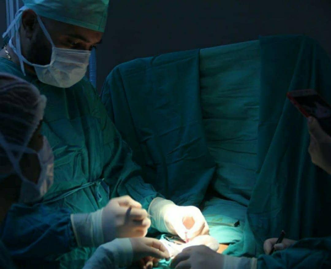 Tək xayasını itirmək təhlükəsi ilə üzləşən gənc uğurla əməliyyat olunub - Mərkəzi Klinikada 