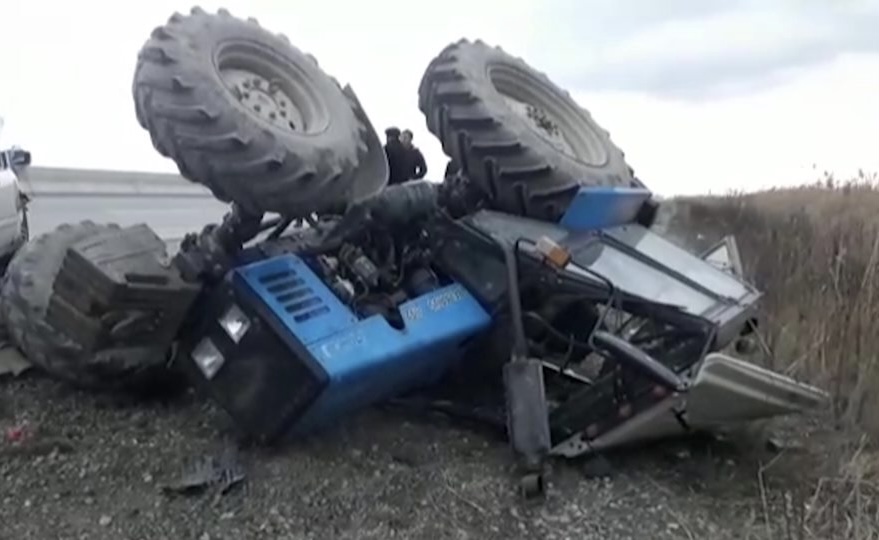 Yevlaxda sərnişin mikroavtobusu traktorla toqquşub, xəsarət alanlar var