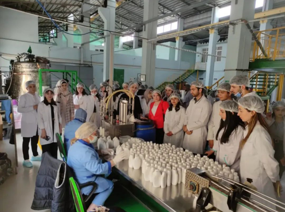 2 nömrəli Bakı Baza Tibb Kollecinin Əczaçılıq şöbəsinin müəllim və tələbə heyəti 