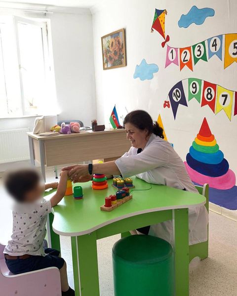 ETPİ-nin Uşaq Bərpa Mərkəzində müalicə alan daha bir uşaq gəzməyə başlayıb