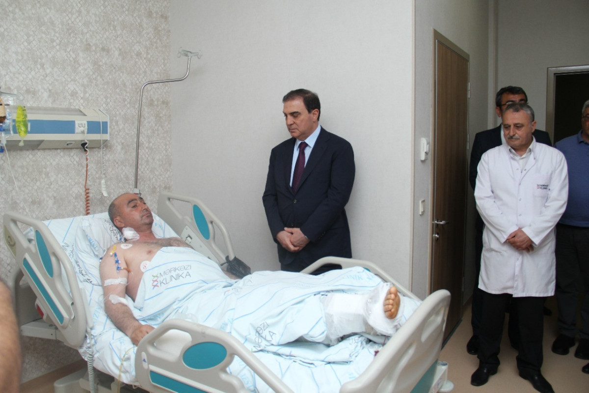 Niyazi Bayramov Kəlbəcərdə minaya düşərək xəsarət alan polkovniki ziyarət edib