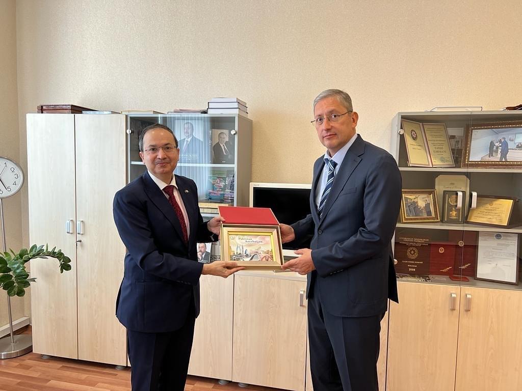 Pakistanın ölkəmizdəki səfiri Səhiyyə Nazirliyinin Analitik Ekspertiza Mərkəzində olub