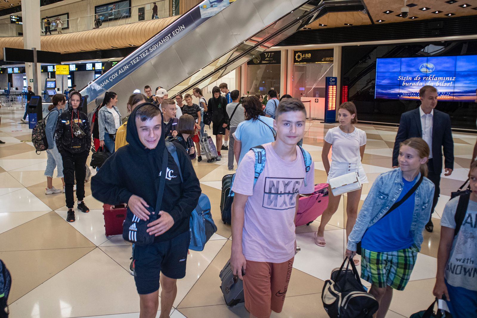 Ukraynadakı vəziyyətlə əlaqədar bir qrup uşaq Bakıda reabilitasiya keçəcək (FOTO)