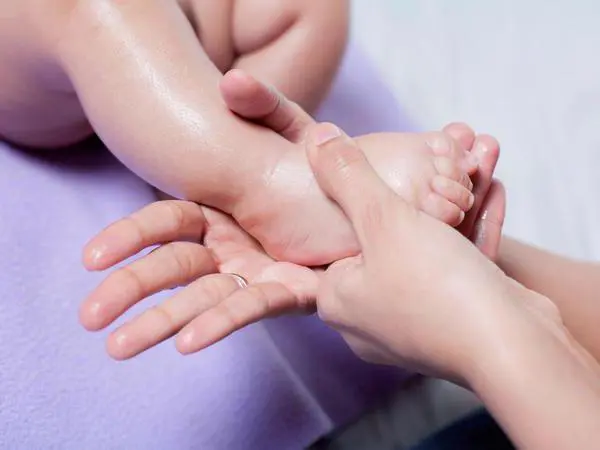 Pediatr Erkin Rəhimov: Uşaqlarda ayaqların əyriliyinə görə edilən masajın heç bir faydası yoxdur