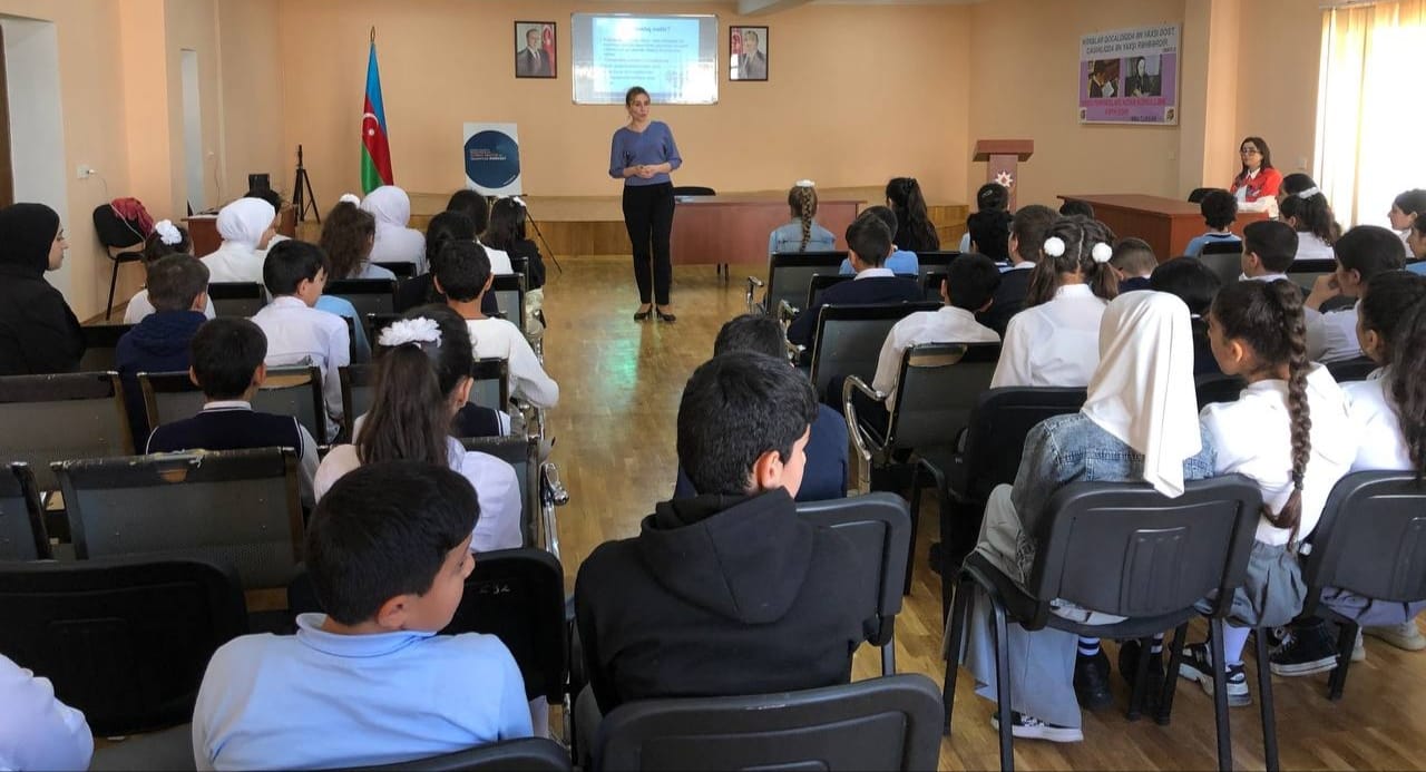 Məktəblilər sağlam qidalanma və onurğa xəstəlikləri ilə bağlı məlumatlandırılıb