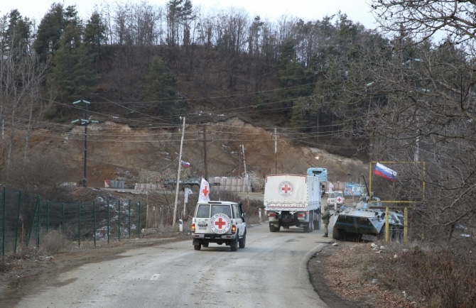 Beynəlxalq Qızıl Xaç Komitəsinə aid daha üç avtomobil Laçın istiqamətinə maneəsiz keçib