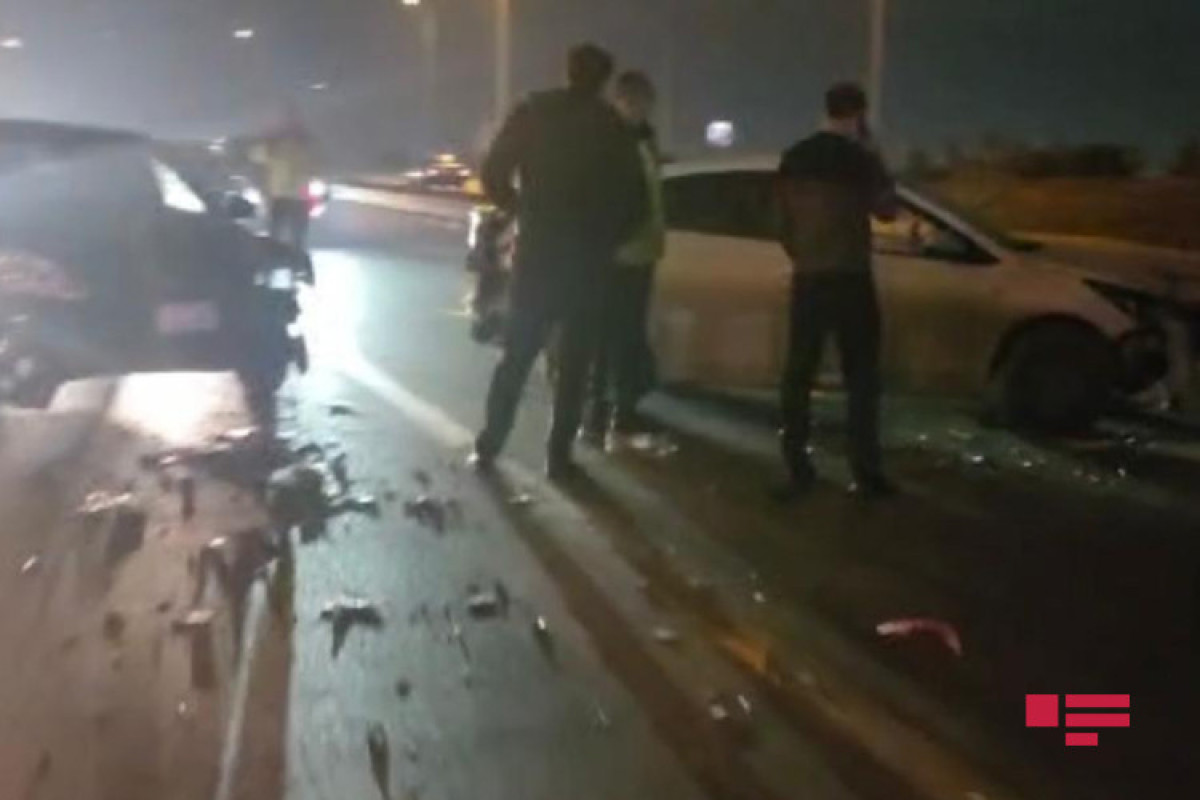 Bakıda iki avtomobil toqquşub, xəsarət alanlar var 