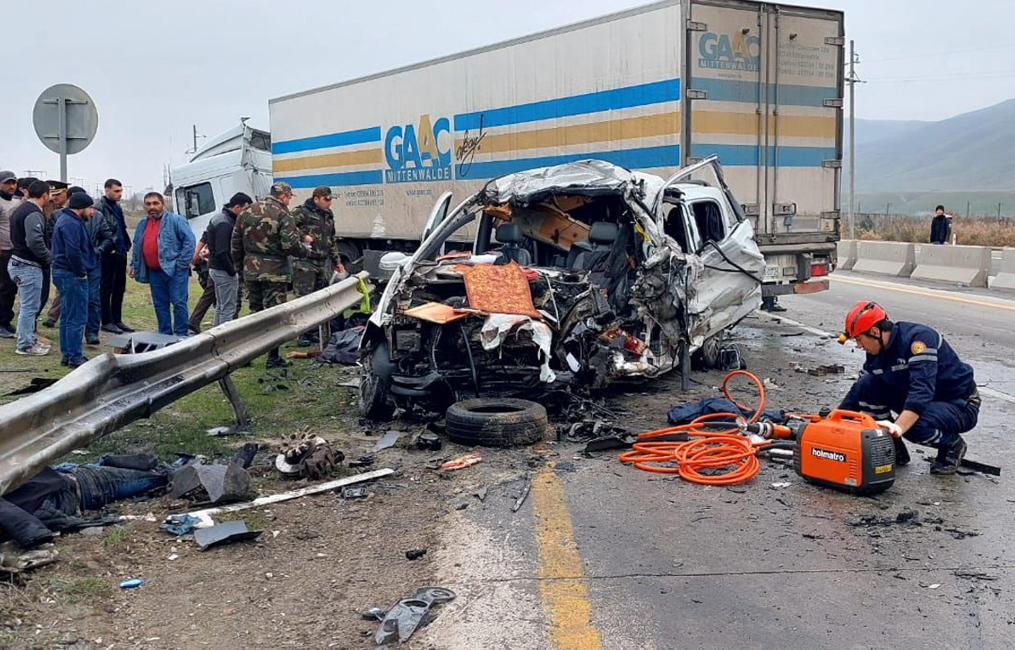 Bakı-Quba yolunda mikroavtobus TIR-la toqquşub, 7 nəfər ölüb