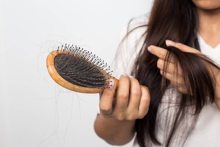 Saç tökülməsinin səbəblərini analiz verməklə müəyyən etmək mümkündür