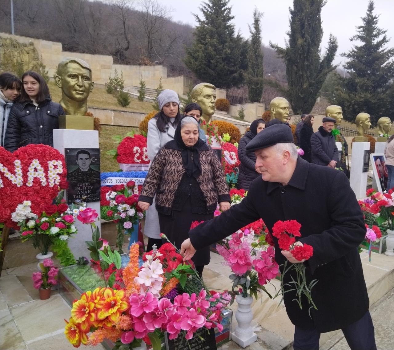Oğuz Rayon Mərkəzi Xəstəxanasının kollektivi Şəhidlər xiyabanını ziyarət edib