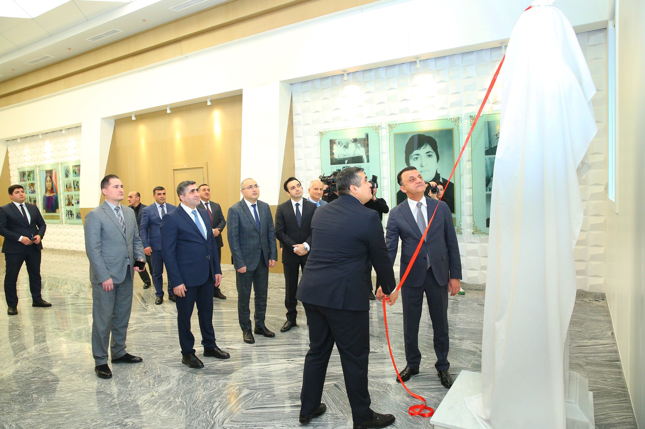 “Yeni klinika”da ümummilli lider Heydər Əliyevin büstünün açılışı olub