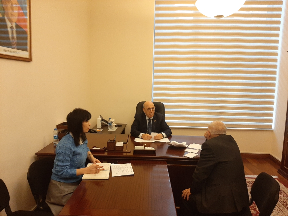 Akademik Əhliman Əmiraslanov Milli Məclisin inzibati binasında vətəndaşların müraciətlərini dinləyib
