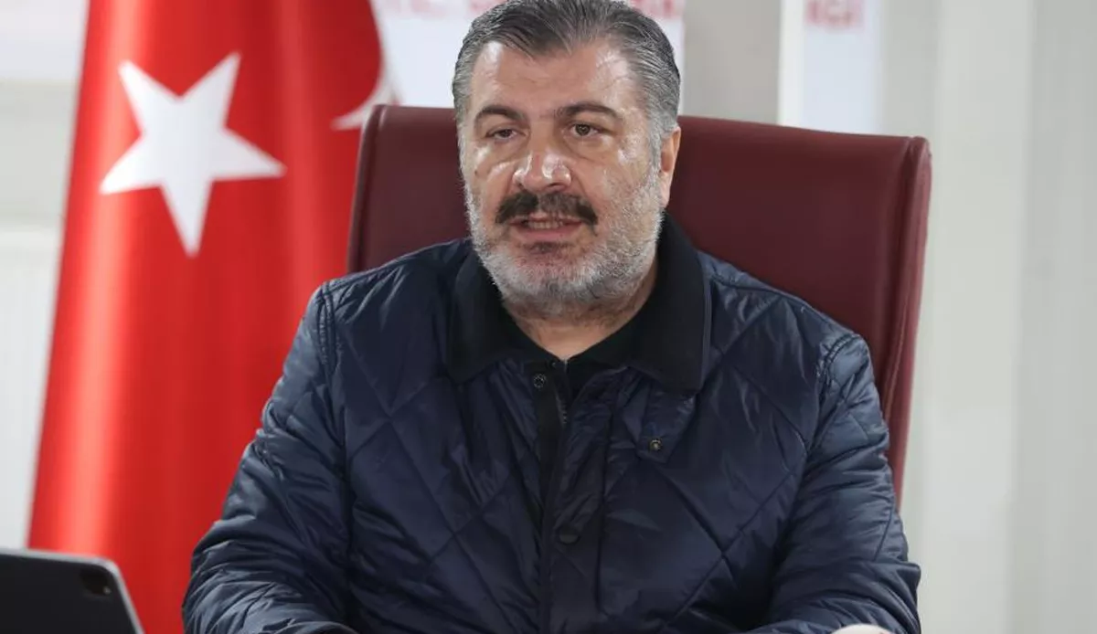 Fahrettin Koca zəlzələlərdə həyatını itirən səhiyyə işçilərinin sayını açıqlayıb