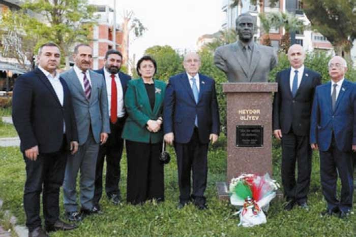İzmirdə Ümummilli Lider Heydər Əliyevin abidəsi ziyarət edilib